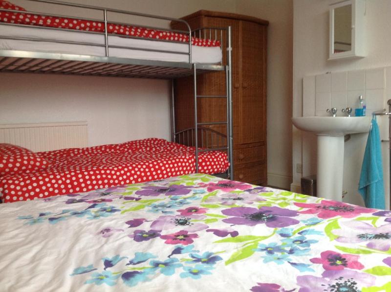 Large Triple Room with Shared Bathroom image 2