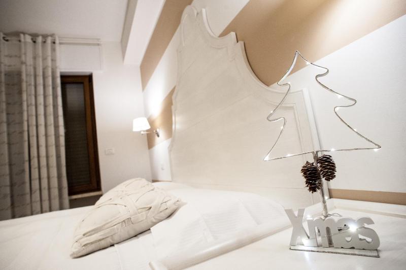 Superior King Room image 3