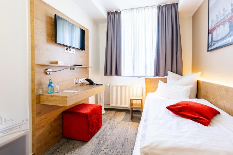 Standard Single Room image 4