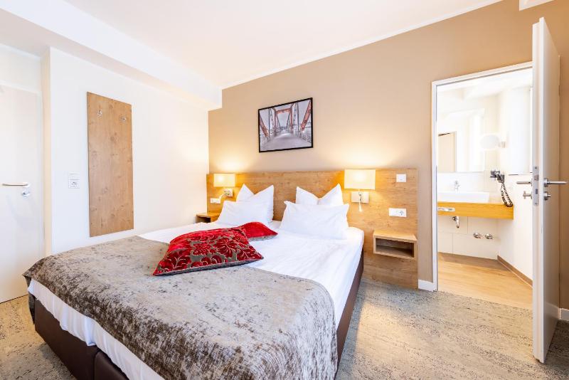 Standard Double Room image 3