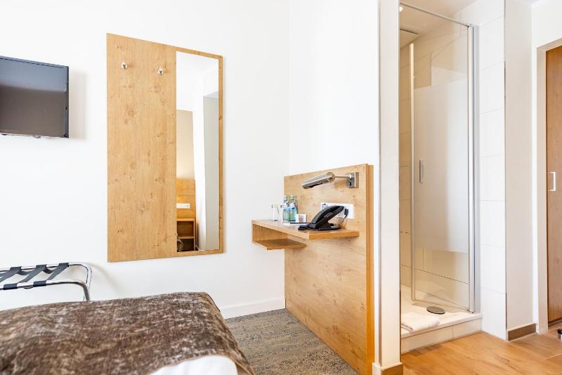 Standard Double Room image 3