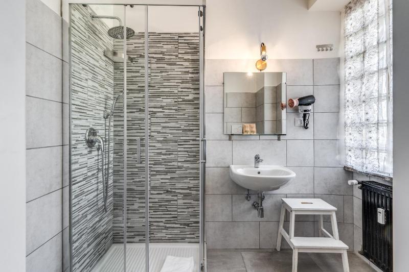 Standard Double Room image 4