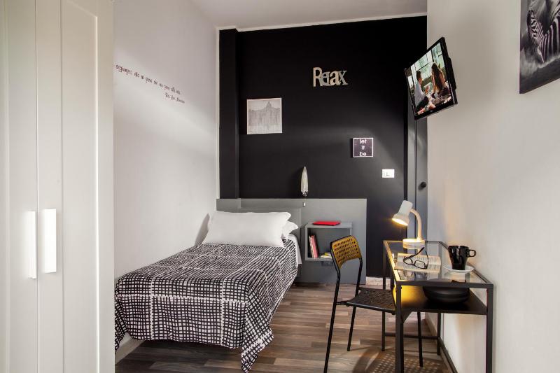 Single Room with Shared Bathroom image 3