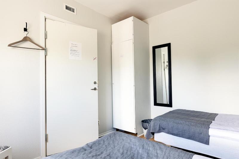 Twin Room image 4