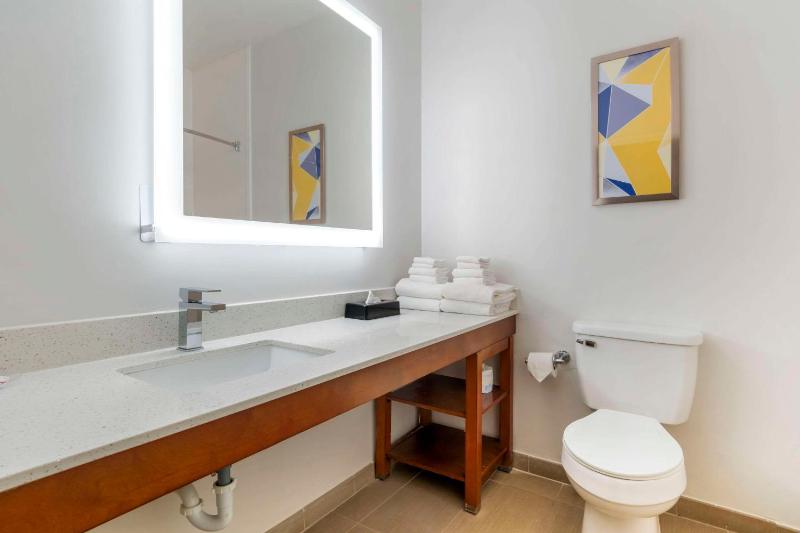 King Suite - Non-Smoking image 2