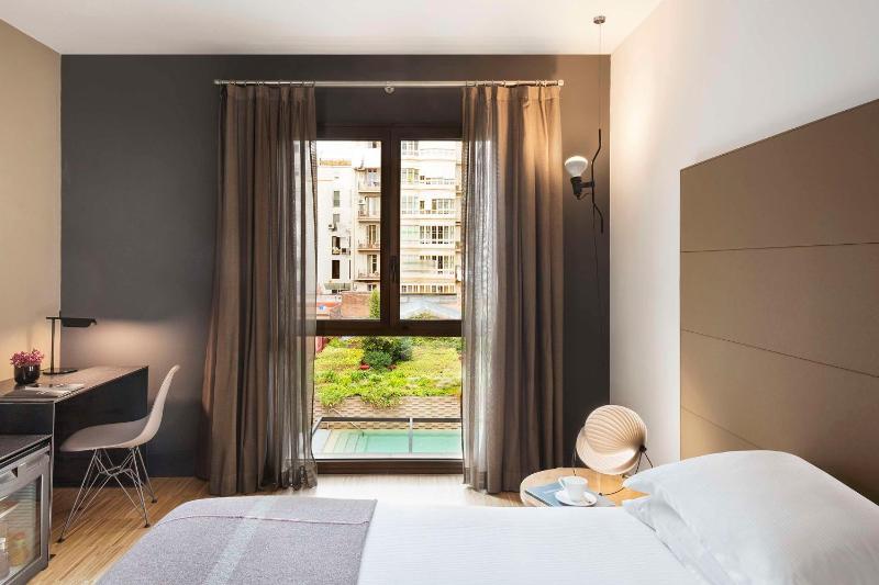 Superior King Room image 3