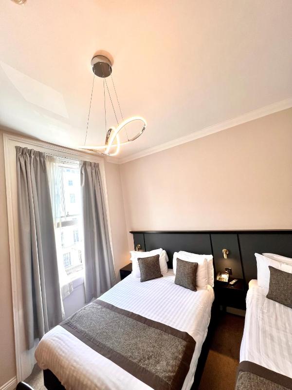 Family Room with Double and Single Beds image 2