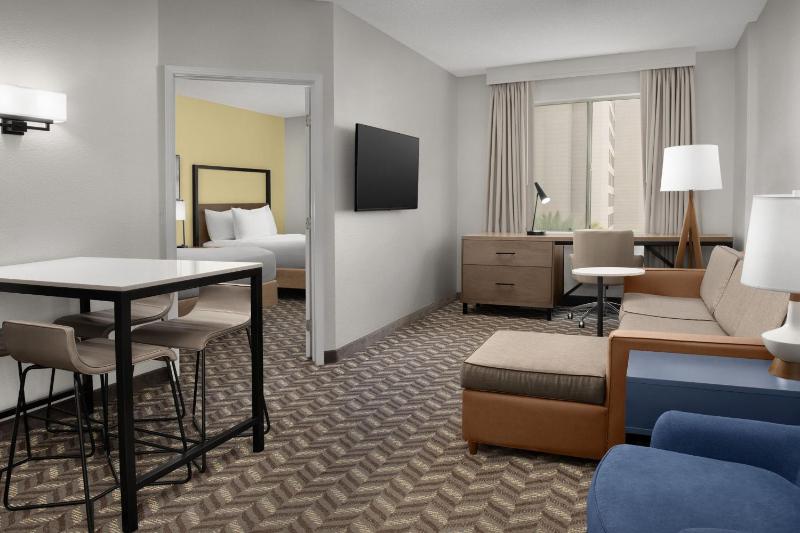 One-Bedroom Queen Suite with Two Queens image 1