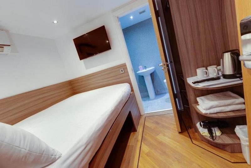 Economy Double Pod Room without Window image 2