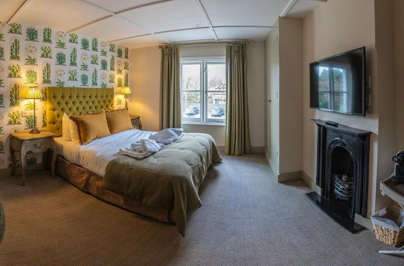 Standard Double or Twin Room image 4