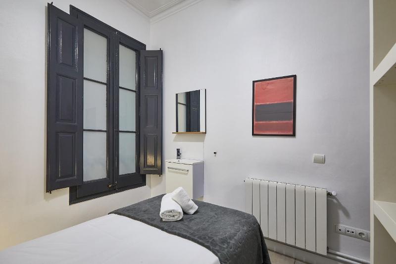 Single Room with Shared Bathroom image 3