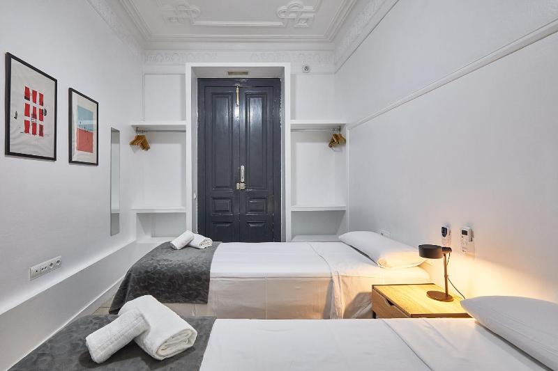 Standard Twin Room with Shared Bathroom image 4