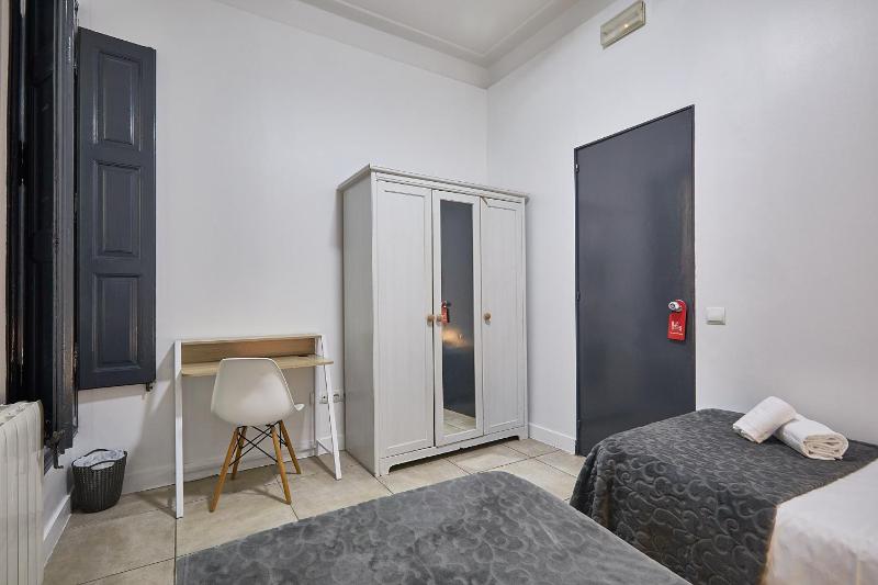 Standard Twin Room with Shared Bathroom image 3