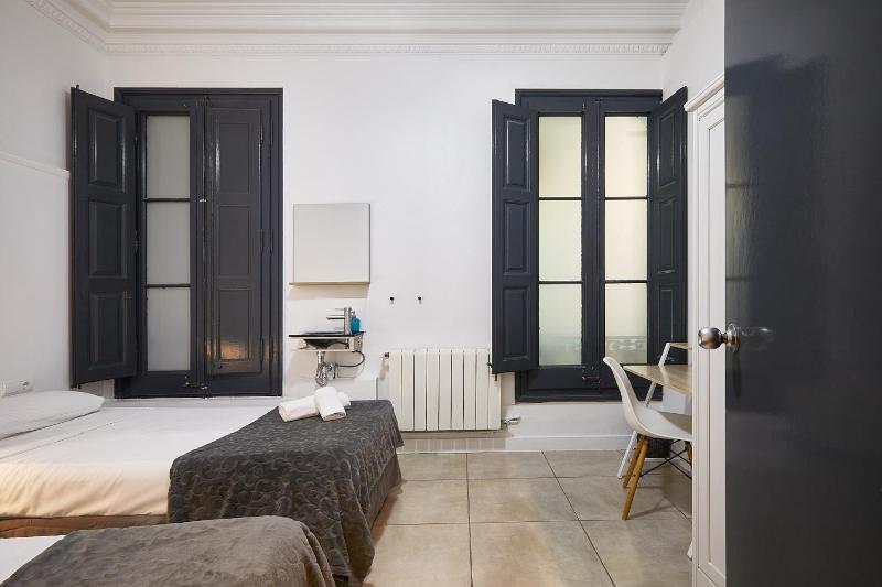 Ella Hostel Gran Vía - image 8