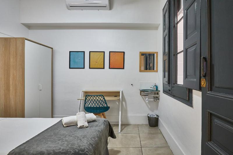Single Room with Shared Bathroom image 2