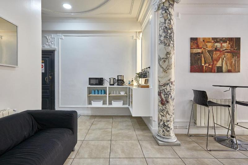 Ella Hostel Gran Vía - image 3