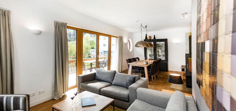 Three-Bedroom Apartment with Balcony or Terrace (K6) image 2