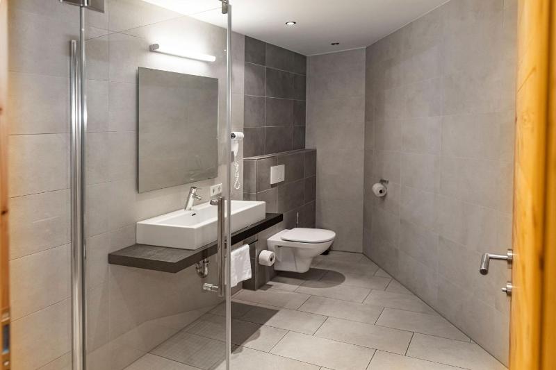 Three-Bedroom Apartment with Balcony or Terrace (K6) image 3