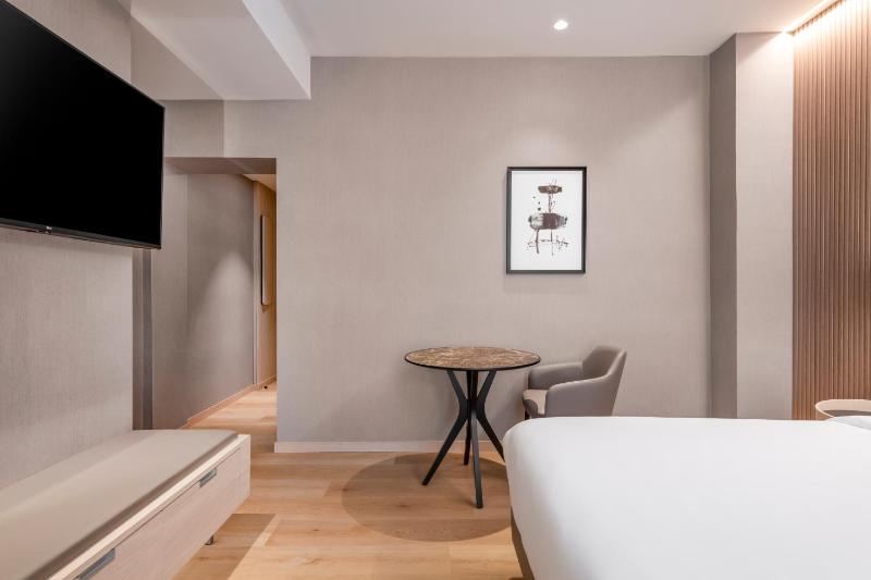 Deluxe Room with Balcony image 3