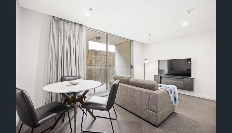Happy BNB deluxe suit in adelaide CBD - image 9
