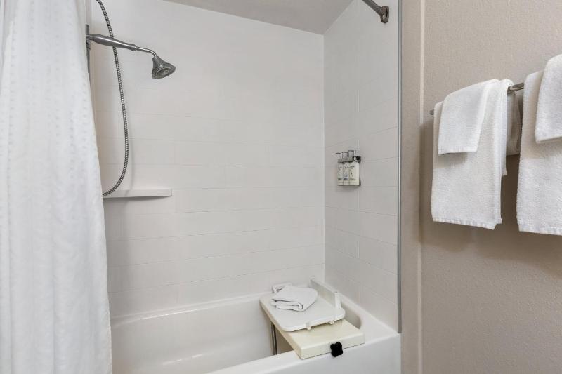 Standard Queen Room with Two Queen Beds and Mobility Accessible Tub image 2
