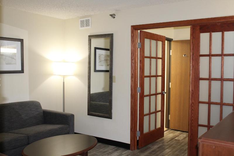Deluxe King Suite - Non-Smoking image 4