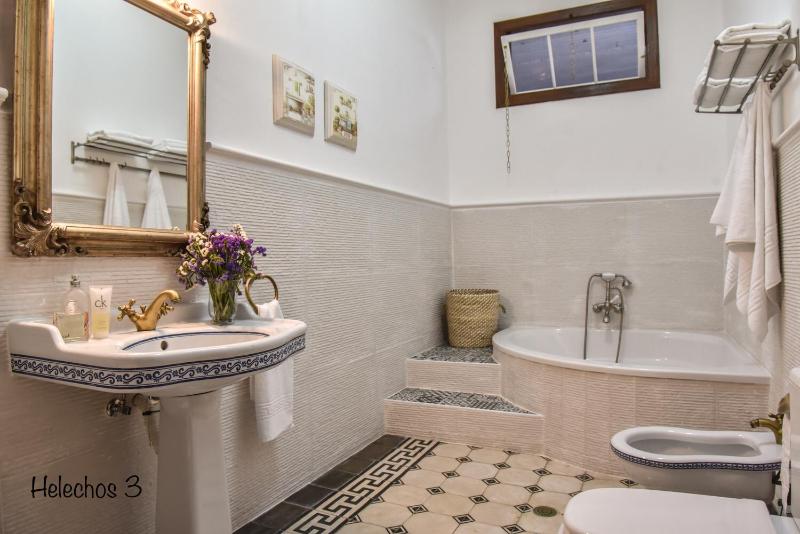 Three-Bedroom House with Jacuzzi and Terrace image 4