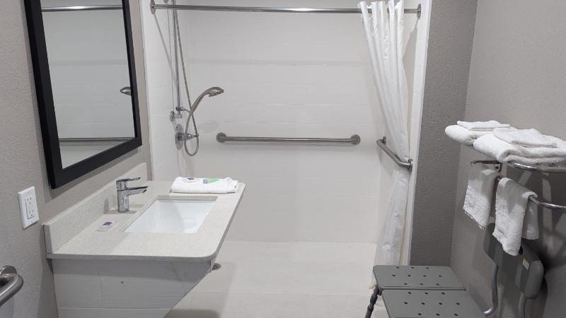 Queen Room - Disability Access - Non-Smoking image 2