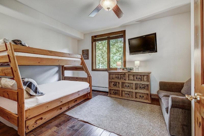 Deluxe Two-Bedroom Apartment image 4