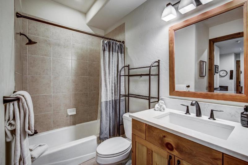 Deluxe Two-Bedroom Apartment image 3