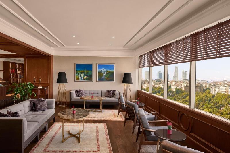 Club King Room with Partial Bosphorus View and Lounge Access image 4