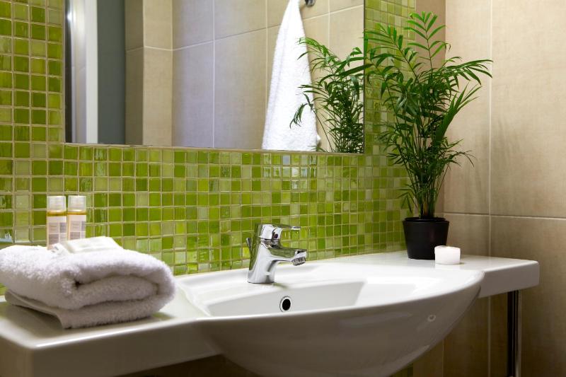 Compact Room image 2