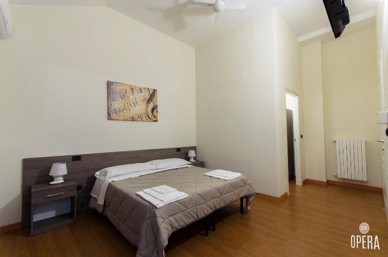 Large Double Room image 4