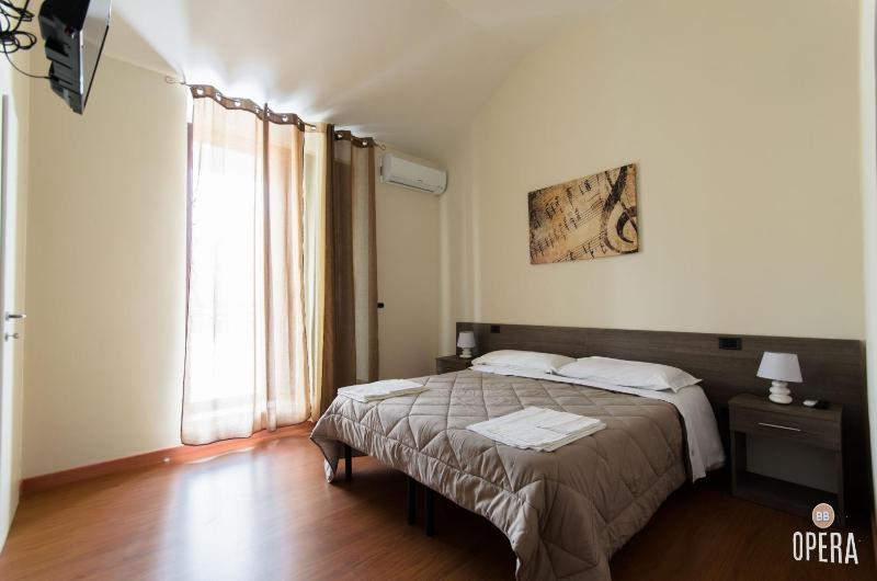 Large Double Room image 1