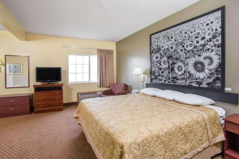Deluxe King Suite image 3