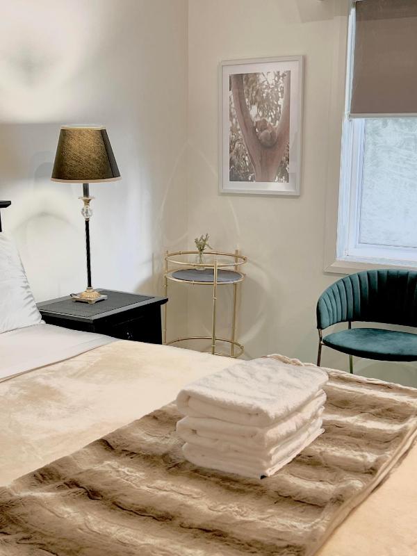 Deluxe Queen Room with Shared Bathroom image 3