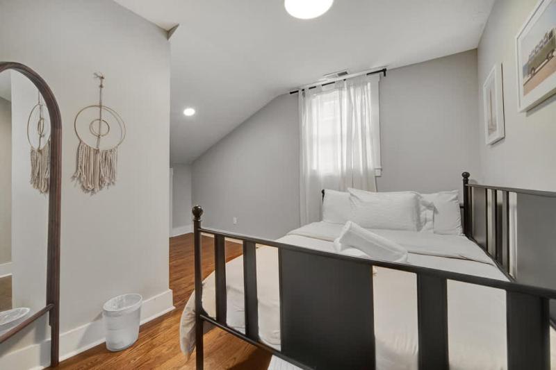 Lavish Flat w King Bed in near DT Food & Shops - image 13