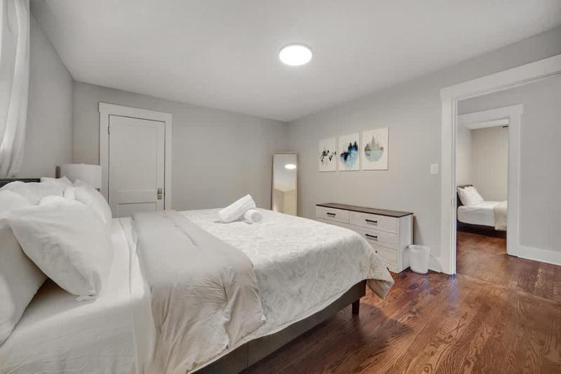 Lavish Flat w King Bed in near DT Food & Shops - image 10