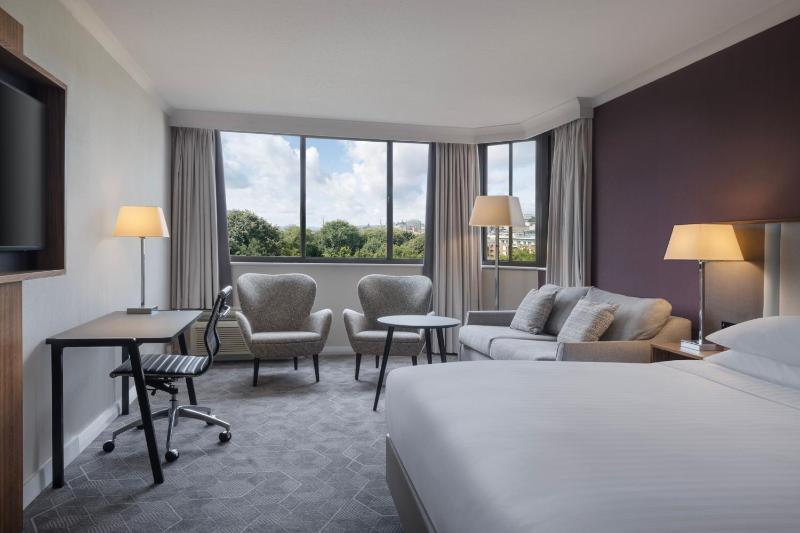 Corner Junior Suite with Executive Lounge Access image 1
