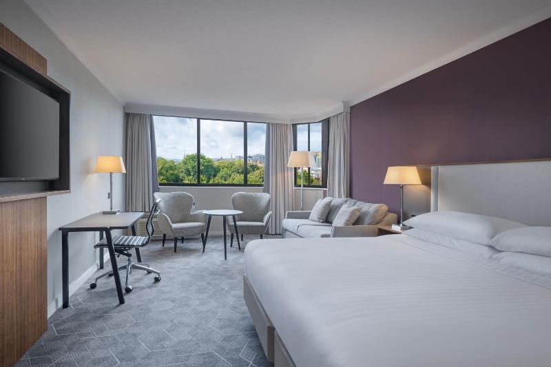 Corner Junior Suite with Executive Lounge Access image 3