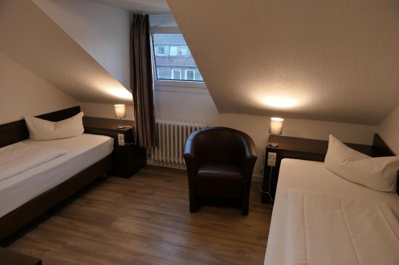 Twin Room image 3
