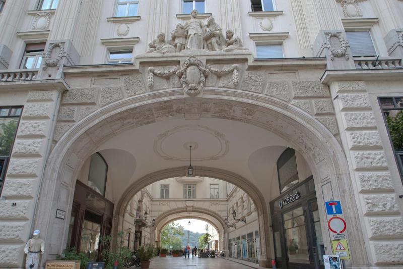 Studio Apartment image 3