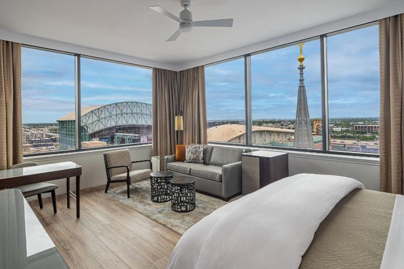 Corner Suite, 1 Bedroom Suite, 1 King, Sofa bed, Corner room image 2