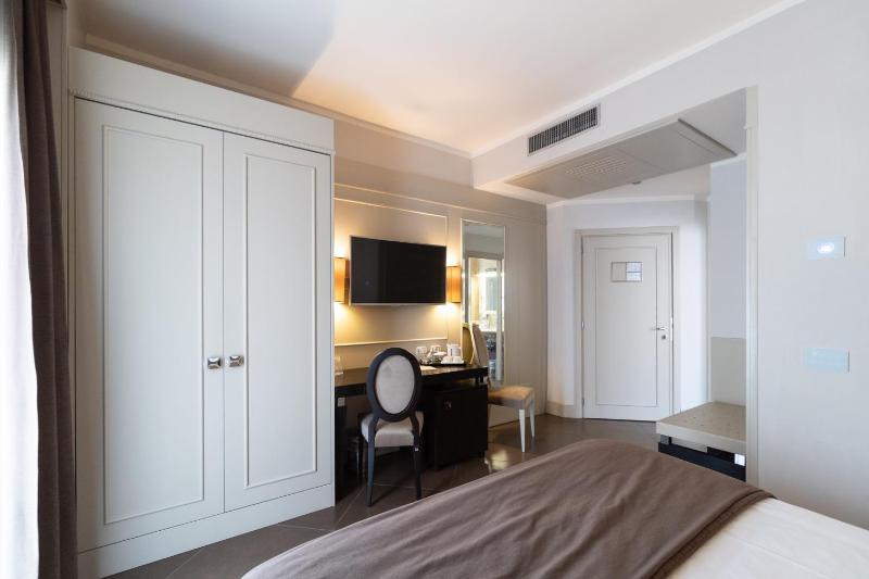 Classic Queen Room image 2
