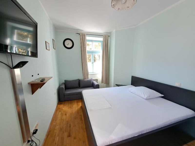 Studio Apartment image 3