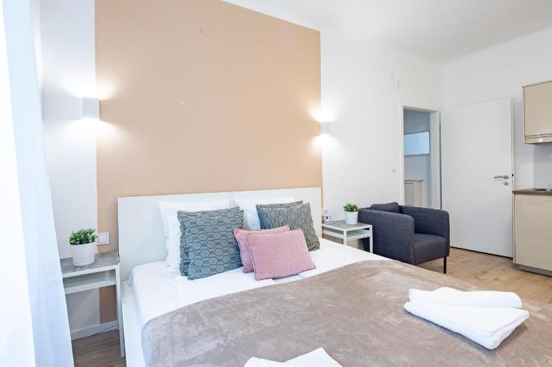 Central - Cozy - New - image 2