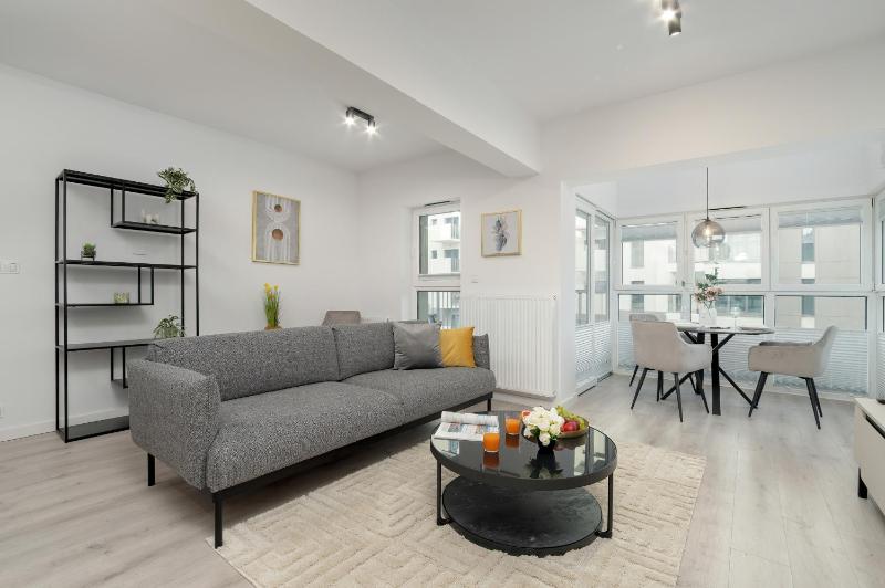 Funkcjonalny Apartament Smart TV & WiFi by Noclegi Renters - image 1