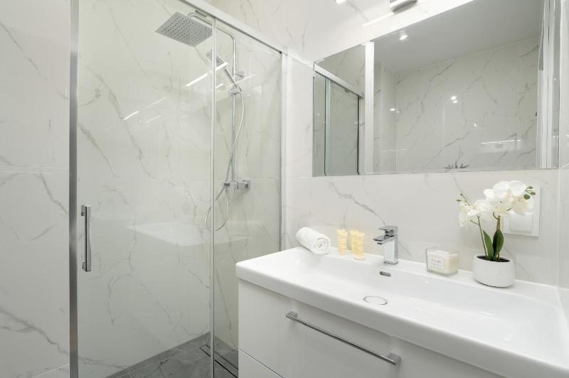 Funkcjonalny Apartament Smart TV & WiFi by Noclegi Renters - image 6