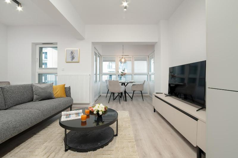 Funkcjonalny Apartament Smart TV & WiFi by Noclegi Renters - image 3