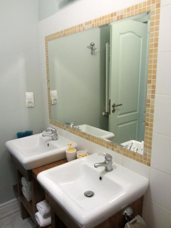 Apartment With Shared Bathroom image 4
